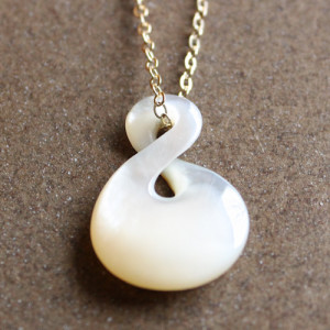 Mother of Pearl Single Twist Necklace